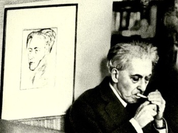 Ilya Ehrenbourg devant son portrait par Pablo Picasso